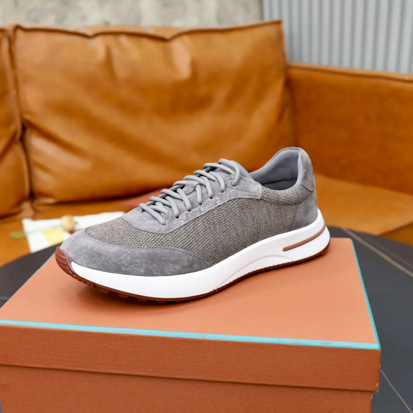 Ex-factory price: 560💰Loro Piana Tennis Walk men’s moral training sneakers! These new textured leather tennis shoes feature an ultra-low-top design for year-round wear and are water-resistant. The wrapped sole creates an effortlessly attractive color combination that harmoniously blends functionality with understated style. The ideal footwear option for urban dressing. The heel is decorated with a soft calfskin tongue with Kummel color inserts and an embossed LP logo. Cotton shoelaces. Material: Upper: Gray woven stitching with cowhide accents! Sole: Rubber lining: Cow leather original rubber sole, excellent foot comfort, complete package! Size: 38-39-40-41-42-43-44 leather shoe size (4546 can be customized)
